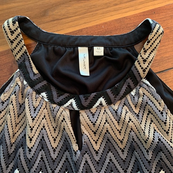 Chevron patterned top - Picture 2 of 3